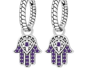 Pendientes de plata de ley con forma de mano de Fátima/Hamsa y circonitas transparentes y moradas.