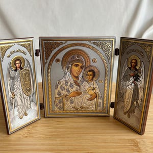 Icono Tríptico con Virgen María y Arcángeles en aleación de metal resistente Bañado en plata y Oro
