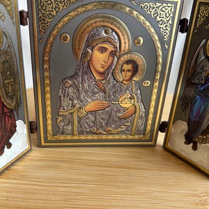 Icono Tríptico con Virgen María y Arcángeles en aleación de metal resistente Bañado en plata y Oro