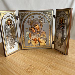 Icono Tríptico con Virgen María y Arcángeles en aleación de metal resistente Bañado en plata y Oro