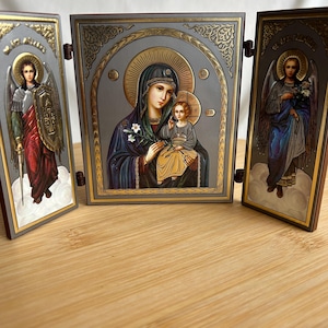 Icono Tríptico con Virgen María y Arcángeles en aleación de metal resistente Bañado en plata y Oro