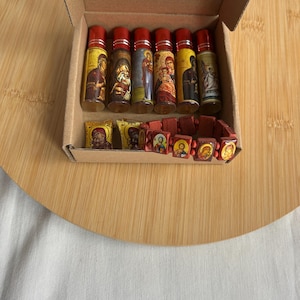 Gift set consisting of 6 roll-ons with myrrh of the Virgin Mary, two amulets of the Virgin Mary and a prayer rope with miniature icons
