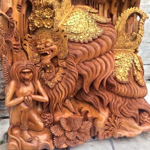 Handskuren balinesisk barong i trä | Blommig reliefpanel