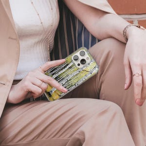 Puede incluir: Una funda transparente para tel&eacute;fono con un dise&ntilde;o de bosque de abedules. La funda est&aacute; dise&ntilde;ada para un iPhone 14 Pro Max.