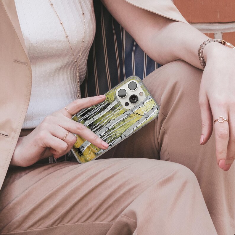 Puede incluir: Una funda transparente para tel&eacute;fono con un dise&ntilde;o de bosque de abedules. La funda est&aacute; dise&ntilde;ada para un iPhone 14 Pro Max.
