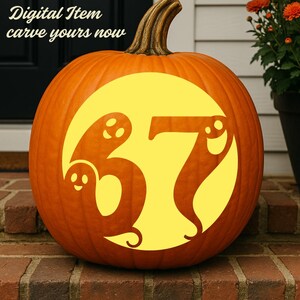 Può includere: Una zucca arancione con un disegno intagliato con il numero 67 e due figure di fantasmi. Il testo "Digital Item carve yours now" è sopra la zucca. La zucca è appoggiata su una superficie di mattoni.