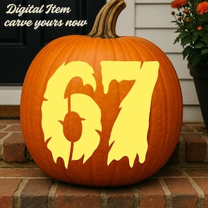 Può includere: Una grande zucca arancione con il numero 67 ritagliato in giallo. La zucca è appoggiata su un gradino di mattoni, con il testo "Digital Item carve yours now" nell'angolo in alto a sinistra. Decorazione autunnale.