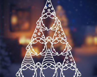 Op de afbeelding: Witte lijntekening van een kerstboom gemaakt van kabouters. De kabouters hebben puntmutsen met ster- en stippenpatronen, lange witte baarden en houden elkaars handen vast. De achtergrond is een wazige afbeelding van een gezellige kamer.
