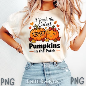 Könnte beinhalten: Cremefarbenes T-Shirt mit dem Text "I Teach the Cutest Pumpkins in the Patch". Die Grafik zeigt zwei Cartoon-Kürbisse, einen mit Brille und einen mit Schleife, umgeben von Herbstblättern und Herzen. Das Shirt wird mit einer blauen Jeans kombiniert.