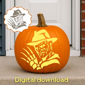 Pode incluir: Uma abóbora laranja brilhante com um recorte de estêncil amarelo de um homem usando um chapéu fedora e uma mão com luva de garras. Um emblema circular no canto superior esquerdo exibe o mesmo gráfico. O texto Digital download está abaixo.