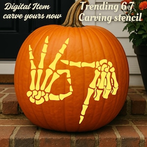 Può includere: Una grande zucca arancione con un disegno di mano di scheletro giallo. La zucca ha il testo "Digital Item carve yours now" e "Trending 6.7 Carving stencil". La zucca è su un gradino di mattoni.