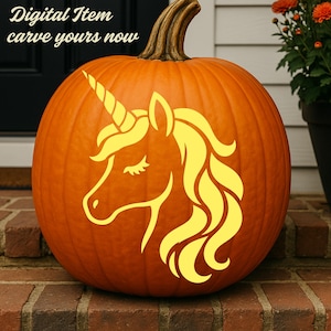 Può includere: Una grande zucca arancione con un disegno a stencil giallo di una testa di unicorno con un corno a spirale e occhi chiusi. Il testo "Digital Item carve yours now" è stampato nell'angolo in alto a sinistra in un carattere corsivo bianco.