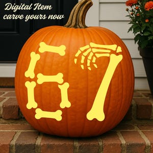Può includere: Una zucca arancione con un disegno intagliato del numero 67 in forme di ossa gialle e una mano di scheletro. Il testo "Digital Item carve yours now" è in alto. La zucca è su una superficie di mattoni.