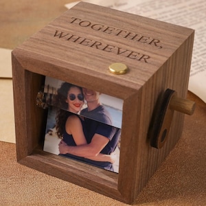 Spersonalizowane pudełko na fotoksiążkę z lampką, niestandardowe drewniane pudełko na zdjęcia z korbką, prezent rocznicowy dla chłopaka i dziewczyny, gotowa do wręczenia pamiątka