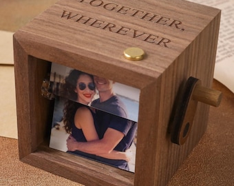 Caja de fotos personalizada con luz, caja de fotos con manivela de madera, regalo de aniversario para novio o novia, recuerdo listo para regalar.