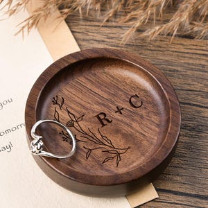 Custom Round Wood Ring Dish,Wedding Ring Dish, Engagement Ring Holder, Wedding Ring Dish, Wedding Gift, Newlywed Gifts, Anniversary Gift