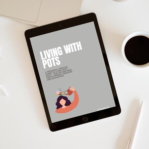 Könnte beinhalten: Ein schwarzes Tablet zeigt den Text "LIVING WITH POTS" in Weiß, zusammen mit einer Beschreibung und einer Illustration einer Person, die Blumen gießt. Ein Laptop, eine Kaffeetasse und ein Stift sind ebenfalls zu sehen.