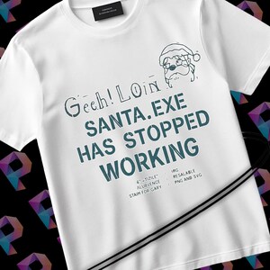 Könnte beinhalten: Weißes T-Shirt mit einem tealfarbenen Grafikdesign. Der Text lautet "Gech! Loin SANTA.EXE HAS STOPPED WORKING" mit einer Illustration von Santa Claus. Enthält auch die Texte "4TIZILE", "ALUBVENCE" und "STAIM FOR GARY".
