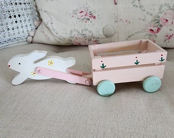 Chariot de Pâques vintage en bois rose avec lapin de Pâques fantaisiste