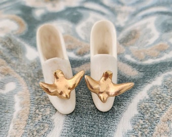 Petite paire de chaussures en porcelaine avec de petits oiseaux dorés... fantaisistes