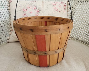 Vintage boomgaardmand met houten handvat