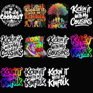 Puede incluir: Una colección de diseños gráficos sobre un fondo negro. Los diseños presentan textos como "Kickin' it with my Kinfolk" y "Kickin' it with my Cousins" en varias fuentes y colores, incluyendo blanco, arcoíris y estilos graffiti. Algunos diseños incluyen ilustraciones.