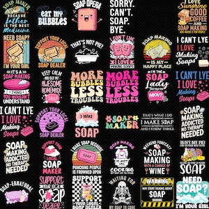 Puede incluir: Una colección de diseños gráficos coloridos sobre un fondo negro, con texto e ilustraciones relacionadas con la fabricación de jabón. Los diseños incluyen frases como "Soap Maker", "I Love Making Soaps" y "More Bubbles Less Troubles."