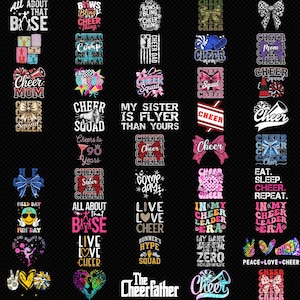 Puede incluir: Una colección de diseños con temática de porristas sobre un fondo negro. Los diseños incluyen texto como "Cheer Mom", "Cheer Squad" y "My Sister is Flyer Than Yours". También hay lazos, megáfonos y otros gráficos relacionados con las porristas.
