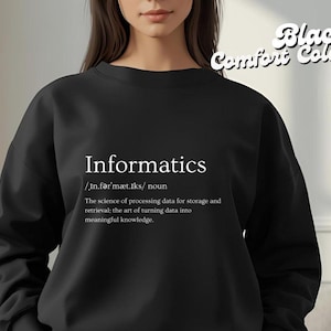 Può includere: Felpa girocollo nera con la parola "Informatics" in bianco, la sua pronuncia e definizione. Il testo "Black Comfort Colors" si trova nell'angolo in alto a destra.