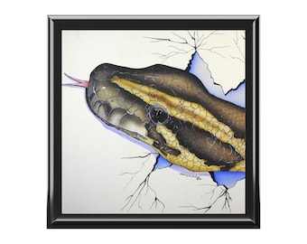 Pamiątkowa szkatułka na biżuterię z wykluwającym się pytonem królewskim/ prezenty dla miłośników gadów/ prezenty z pytonem królewskim/ sztuka autorstwa K'shia/ sztuka z małym pytonem królewskim