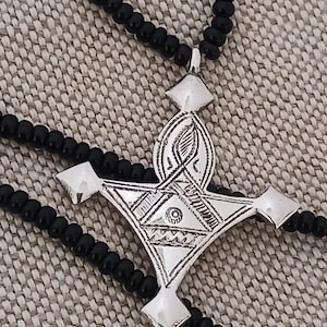 Collier croix touareg en argent massif finement ciselé.