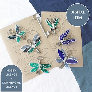 Peut inclure: Charmes de clés papillon dans les tons de bleu, vert et gris, avec un design de clé vintage. Les charmes sont disposés sur un papier beige avec un contour de papillon. L'image comprend également le texte "DIGITAL ITEM" et "HOBBY LICENCE + COMMERCIAL LICENCE".