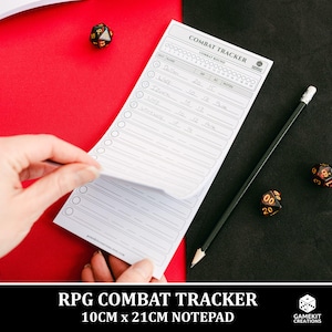 Puede incluir: Un bloc de notas RPG Combat Tracker blanco, de 10 cm x 21 cm, con un lápiz negro y dados. El bloc de notas está abierto, revelando una lista con notas de HP y CA. El texto "COMBAT TRACKER" es visible.