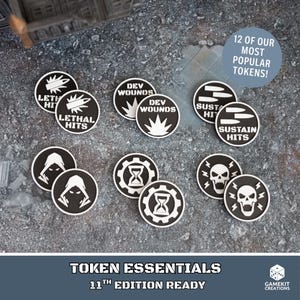 Puede incluir: Un conjunto de doce fichas de juego circulares con fondos negros e iconos y texto en blanco. Las fichas muestran varios símbolos, incluyendo balas, calaveras, relojes de arena y figuras encapuchadas, con etiquetas de texto como LETHAL HITS, DEV WOUNDS y SUSTAIN HITS.