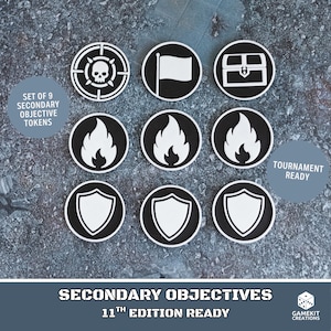 Puede incluir: Un conjunto de nueve fichas de objetivo circulares en blanco y negro con iconos de una calavera, una bandera, un cofre del tesoro, llamas y escudos. El texto dice SET OF 9 SECONDARY OBJECTIVE TOKENS, TOURNAMENT READY, SECONDARY OBJECTIVES 11TH EDITION READY.