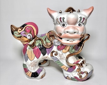 1989 Farbenfrohe Chinesische Foo Hund Porzellan Skulptur mit Goldrand Orientalische Figur Wächter Löwe