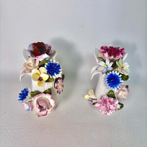 Vaso con bouquet di 8 fiori in porcellana Bone China di Royal Doulton, con fiori in porcellana dipinti a mano