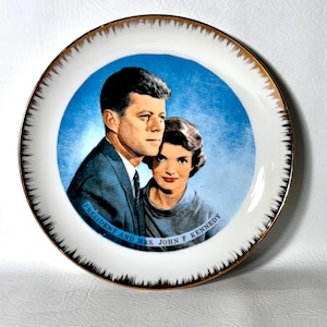 Vintage MCM John F.Kennedy & First Lady Jackie Kennedy Gedenkplatte mit Goldrand