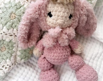 Conejito de peluche de crochet hecho a mano: regalo para baby shower o decoración infantil.