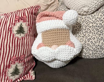 Cojín de Papá Noel rosa de crochet: decoración navideña hecha a mano