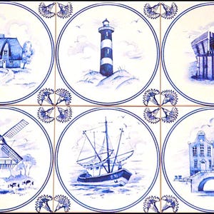 Può includere: Sei piastrelle di Delft blu e bianche con disegni circolari. Le piastrelle raffigurano un mulino a vento, un faro, una casa, una barca da pesca, un edificio con un ponte e un edificio con una torre.