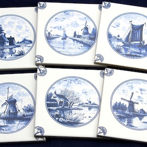Può includere: Sei piastrelle di ceramica bianca con disegni in Delftware blu e bianco. Ogni piastrella presenta una scena diversa di un mulino a vento, una casa, una barca e un canale. Le piastrelle sono perfette per aggiungere un tocco di fascino olandese a qualsiasi casa.