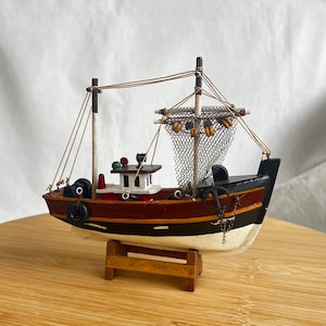 BOAT MINIATURE Model / Wooden Mini Boat with Sails / Vintage Art / Nautical Deco / Table & Library Decoration