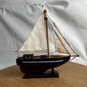 SAILBOAT Model / Wooden Boat / Vintage Art / Nautical Deco / Home Decoration / Table & Library Decoration