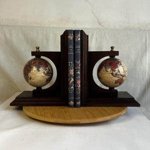 GLOBE BUCHSTÜTZE / 2er Set Retro Globe Buchstützen / Buchhalter Ornamente für Bücherregal / Buchstopper / Geschenk für Buchliebhaber