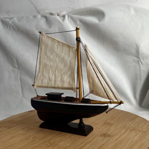 SAILBOAT Model / Wooden Boat / Vintage Art / Nautical Deco / Home Decoration / Table & Library Decoration