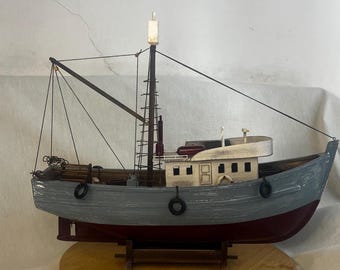 BOAT Model / Wooden Miniature Fishing Boat with Paddles / Vintage Art / Nautical Deco / Home Decoration / Table & Library Decoration