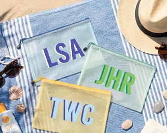 Bolsa de piscina con monograma personalizado, estuches de viaje personalizados, obsequios cosméticos para viajes de chicas, regalos para pedirle a las damas de honor que se unan a la fiesta de despedida de soltera.