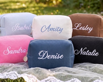 Personlig broderad våffelväska, sminkväska till brudtärna, present till möhippa, necessär för resor, present till henne