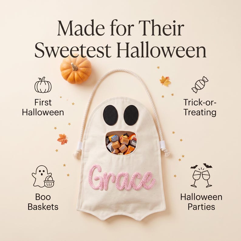 Puede incluir: Una bolsa de lona color crema con forma de fantasma, asa de cuerda, dos ojos de fieltro negro y una abertura central llena de dulces. El nombre Grace est&aacute; bordado en hilo rosa en la parte frontal. El texto dice Made for Their Sweetest Halloween.